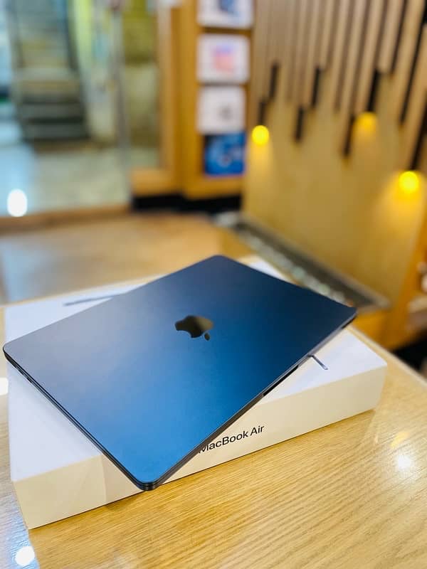 MAC BOOK AIR M3(2024) 8gbram. 256gb storage13.6inch withbox warantytill 3