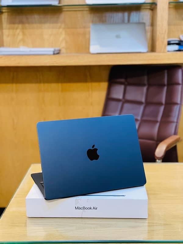 MAC BOOK AIR M3(2024) 8gbram. 256gb storage13.6inch withbox warantytill 4