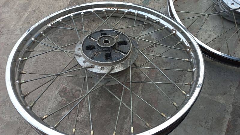 honda 70 wheel set with hub  good contion 8