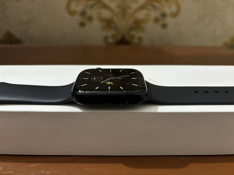 Apple Watch 7 45mm in 9/10 condition with box and cable 1