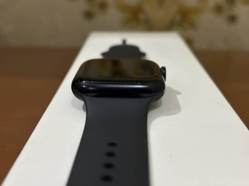 Apple Watch 7 45mm in 9/10 condition with box and cable 2