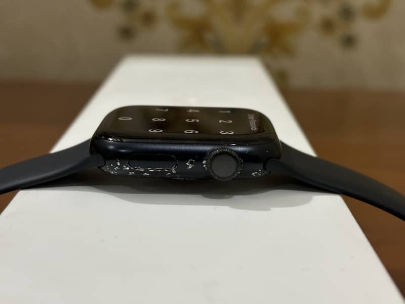 Apple Watch 7 45mm in 9/10 condition with box and cable 4