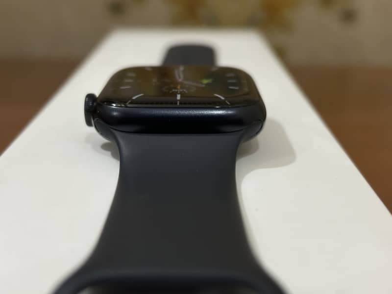 Apple Watch 7 45mm in 9/10 condition with box and cable 5