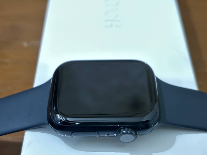 Apple Watch 7 45mm in 9/10 condition with box and cable 6