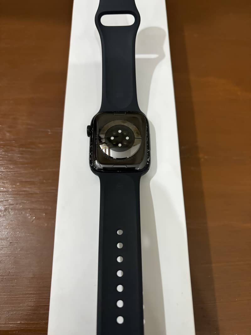 Apple Watch 7 45mm in 9/10 condition with box and cable 7