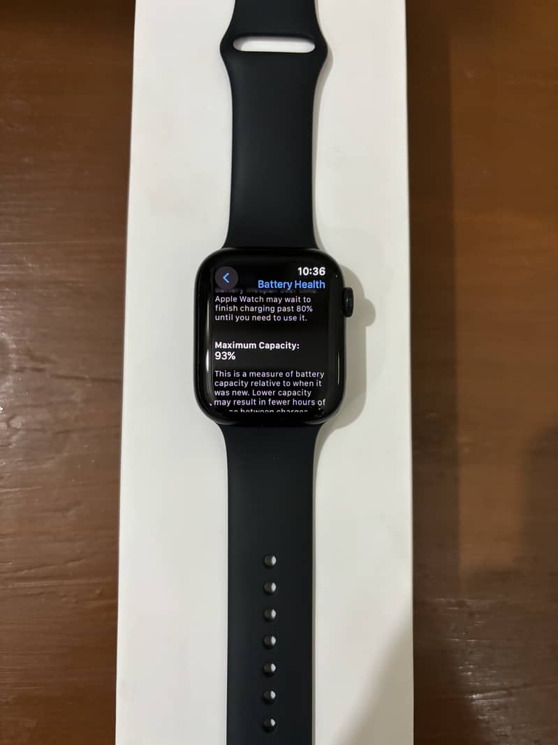 Apple Watch 7 45mm in 9/10 condition with box and cable 8