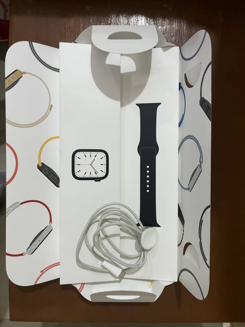 Apple Watch 7 45mm in 9/10 condition with box and cable 9