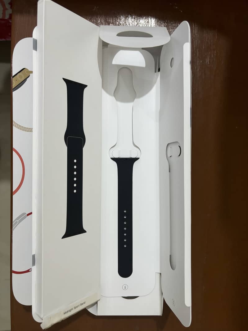 Apple Watch 7 45mm in 9/10 condition with box and cable 10