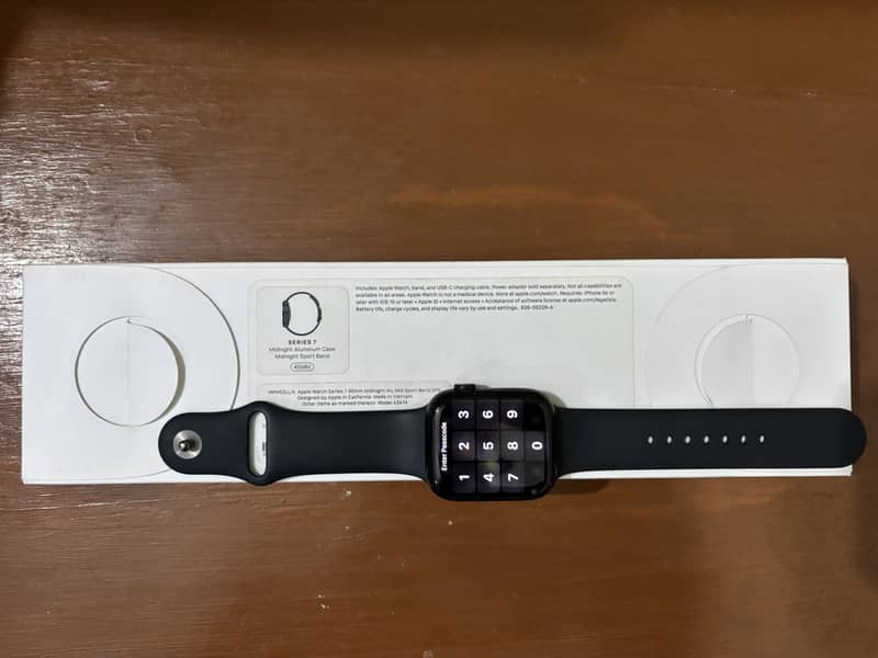 Apple Watch 7 45mm in 9/10 condition with box and cable 11