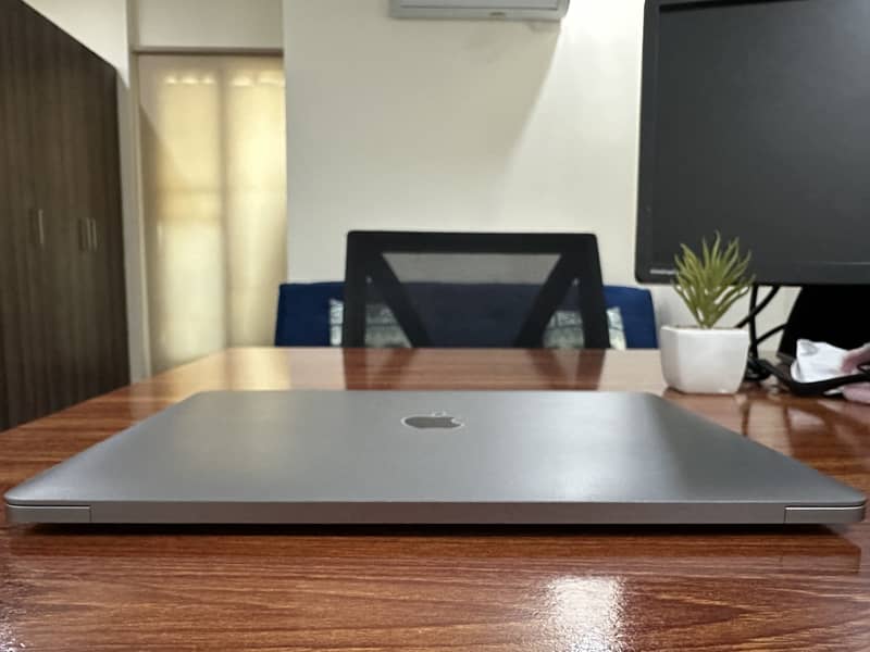 MacBook Pro M1 8gb/256gb Space Gray in 10/10 condition 2