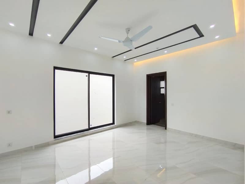 DHA PHASE 8 PRIME LOCATION 1 KANAL HOUSE FOR RENT 4