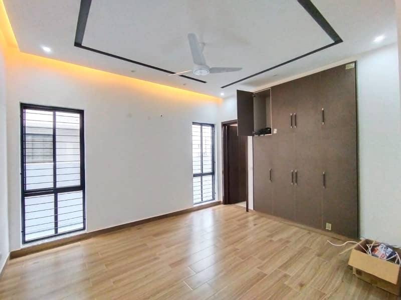 DHA PHASE 8 PRIME LOCATION 1 KANAL HOUSE FOR RENT 20