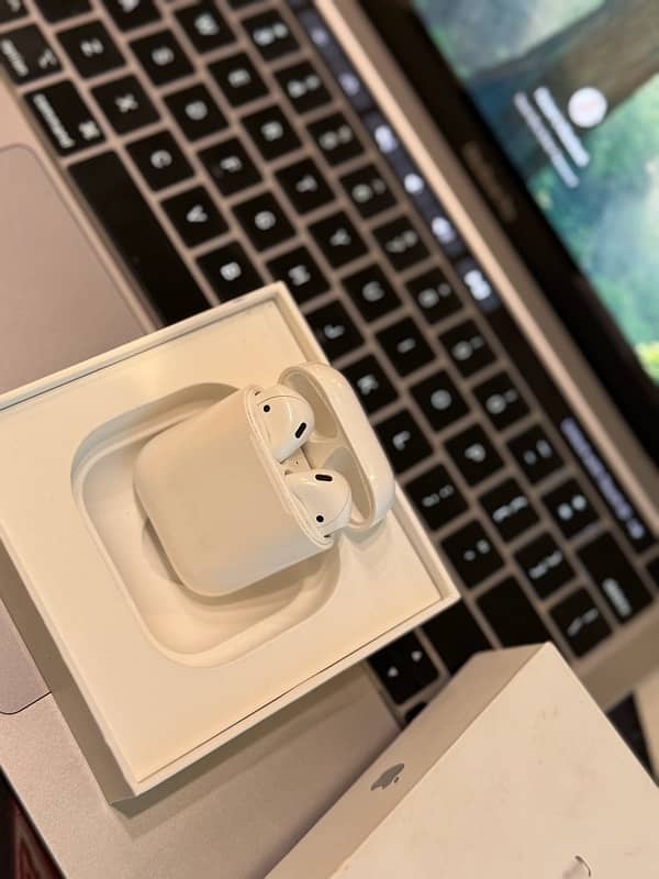 Apple AirPods 2 with charging case 0