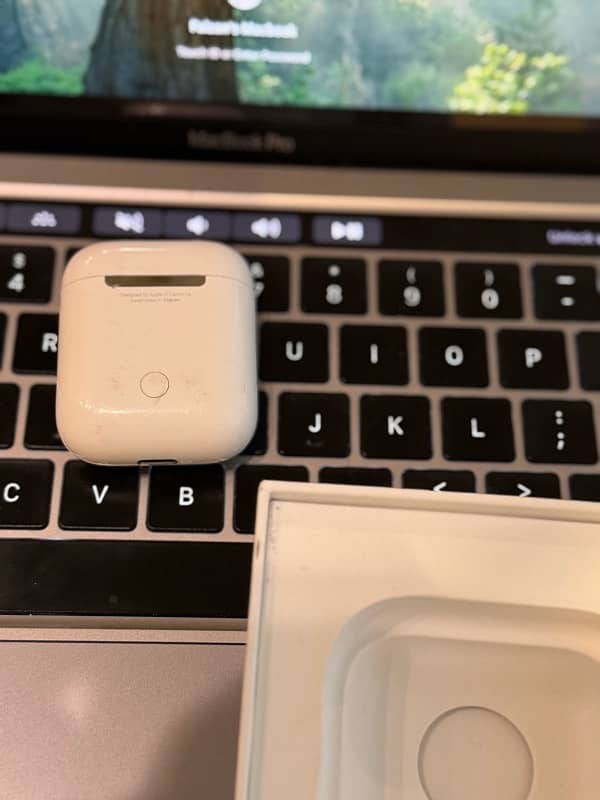 Apple AirPods 2 with charging case 1