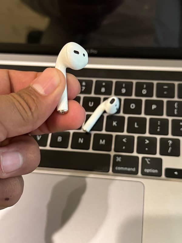 Apple AirPods 2 with charging case 4