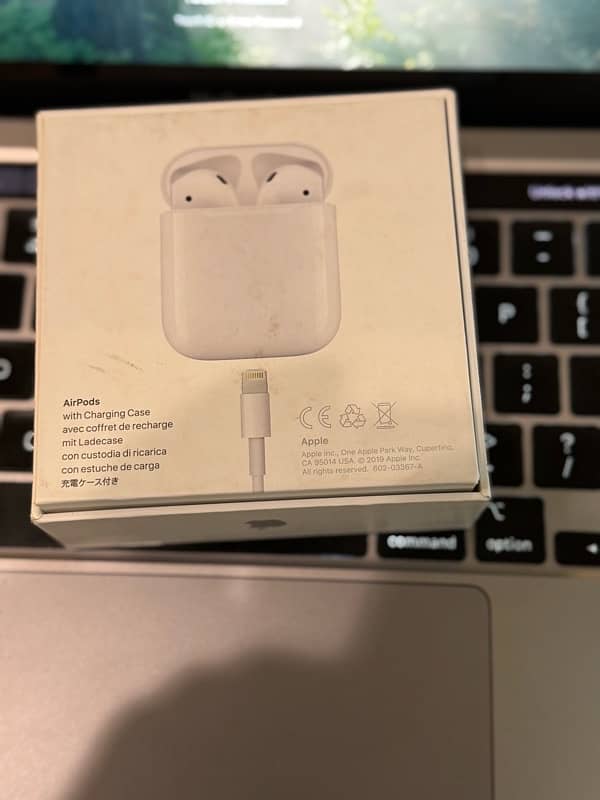 Apple AirPods 2 with charging case 5