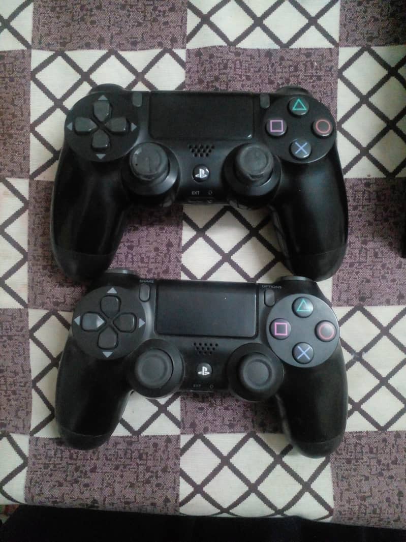 Ps4 500gb with 2dual shock controller and 3 games 3