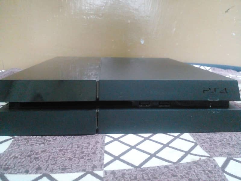 Ps4 500gb with 2dual shock controller and 3 games 7