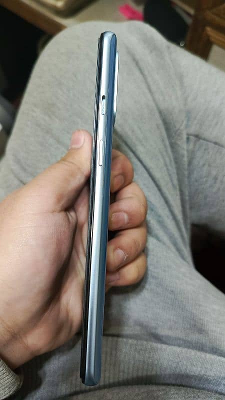 I am selling my OnePlus 9r 6