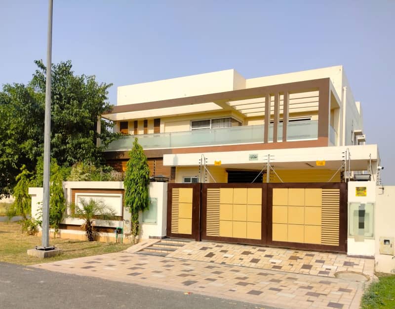 4 Beds 10 Marla House Rent in Ex Air Avenue DHA Phase 8 Lahore. 0