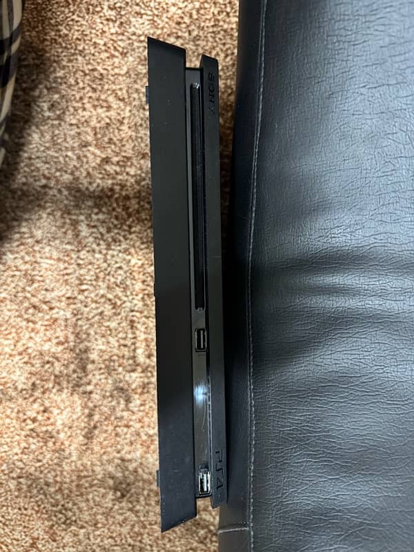 Playstation 4 Slim (PS4) - Black 500GB 3