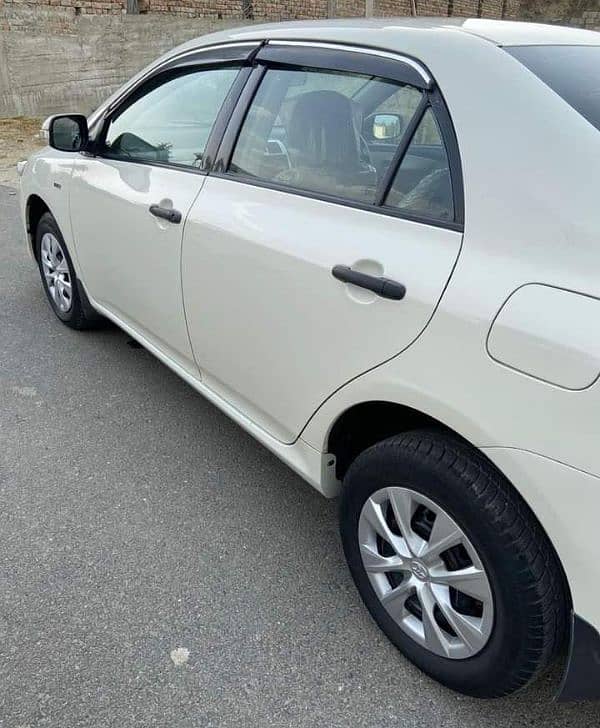 Toyota Corolla GLI 2012 body 100% original paint( Lahore register) 9