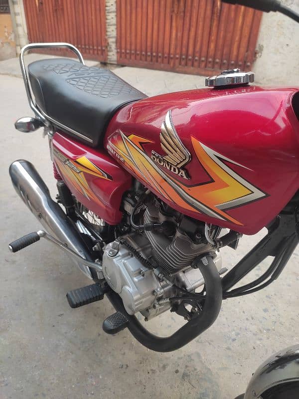 Honda 125 21/22 model 11