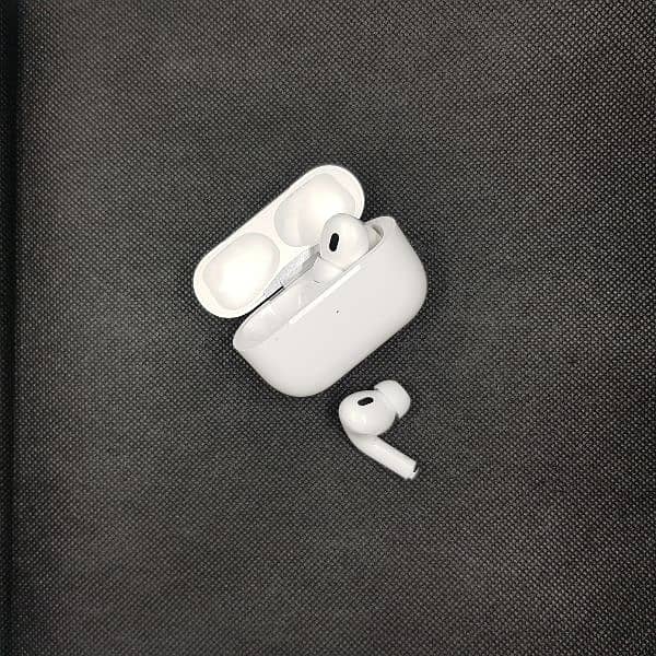 air pods pro. . . . 2nd generation. . (white) 8