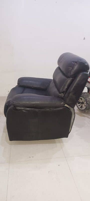 relaxing chair almost new 03323676097 call or msg plz 2