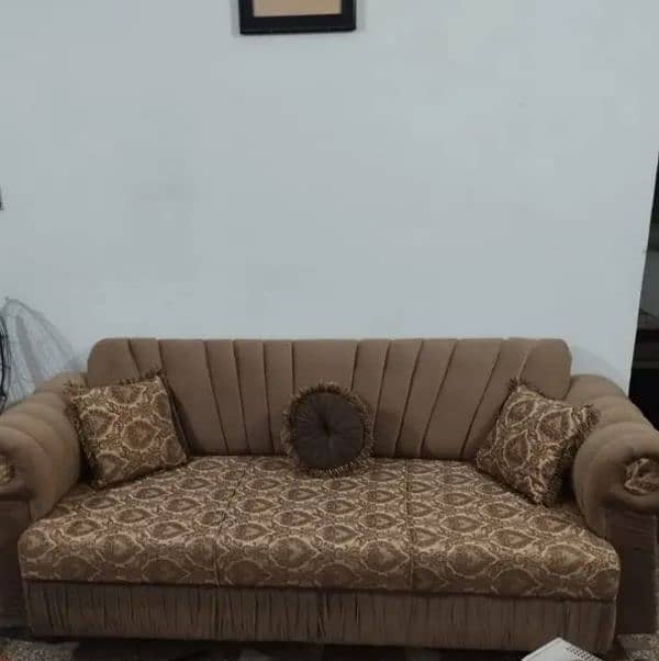 5 seater sofa set 45k Table 10k 0