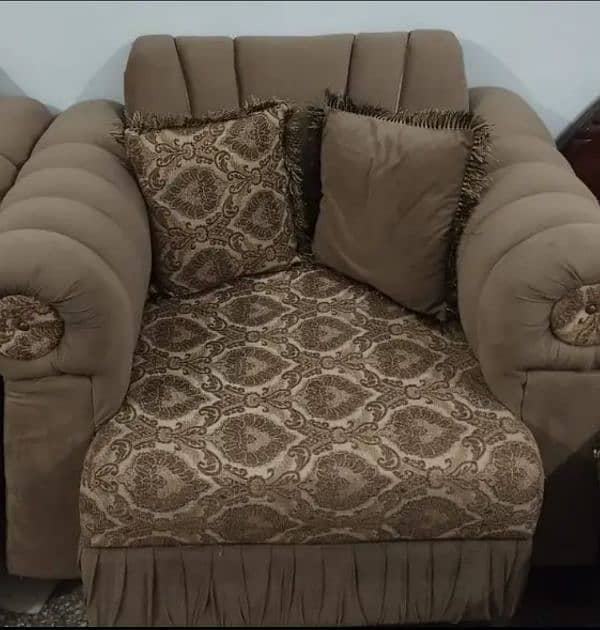 5 seater sofa set 45k Table 10k 1