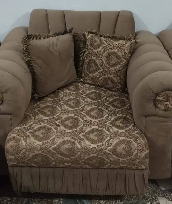 5 seater sofa set 45k Table 10k 2