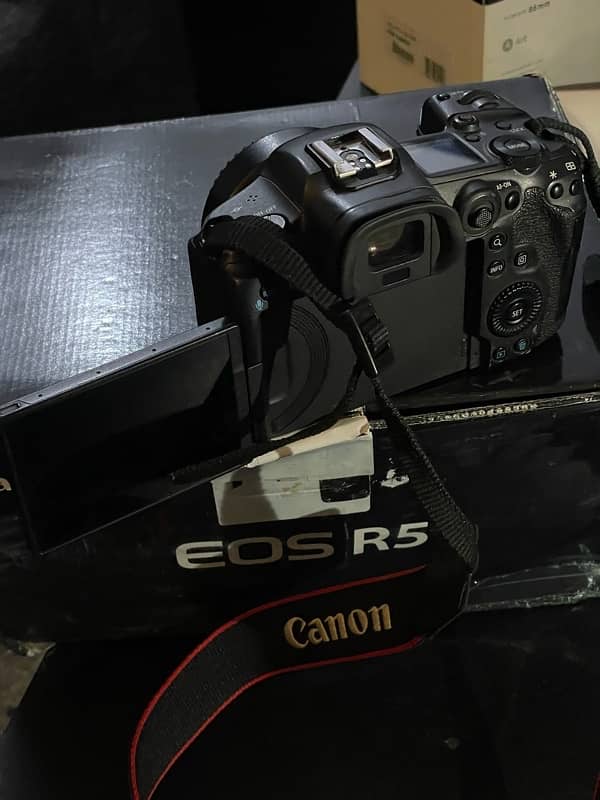 canon r5 with 2 lenses 9