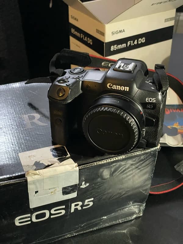 canon r5 with 2 lenses 10