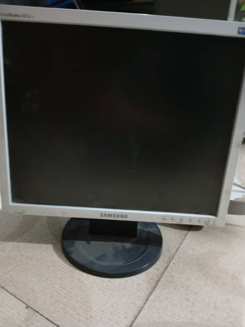 3 vga monitors(panel not working) 2