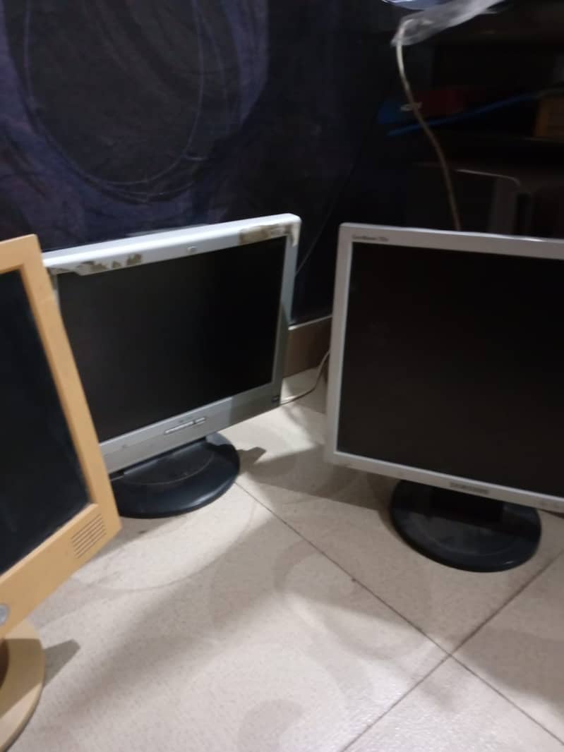 3 vga monitors(panel not working) 3