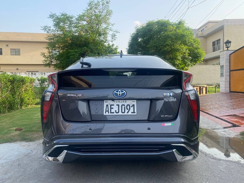 Toyota Prius Hybrid Premium 2017 Model 1