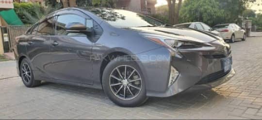 Toyota Prius Hybrid Premium 2017 Model 2