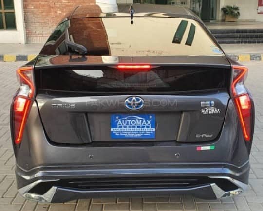 Toyota Prius Hybrid Premium 2017 Model 3