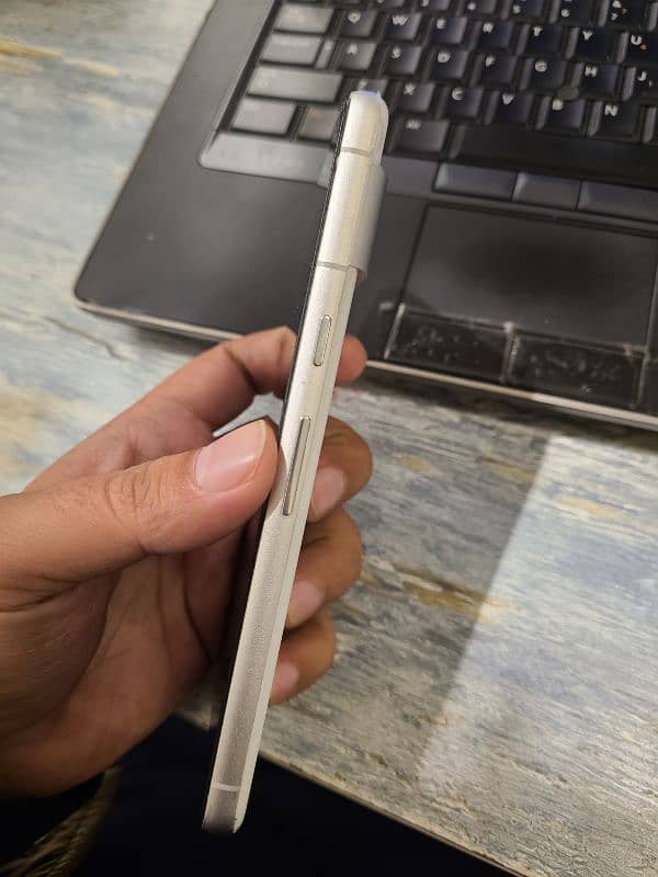 Google Pixel 7 white colour 2