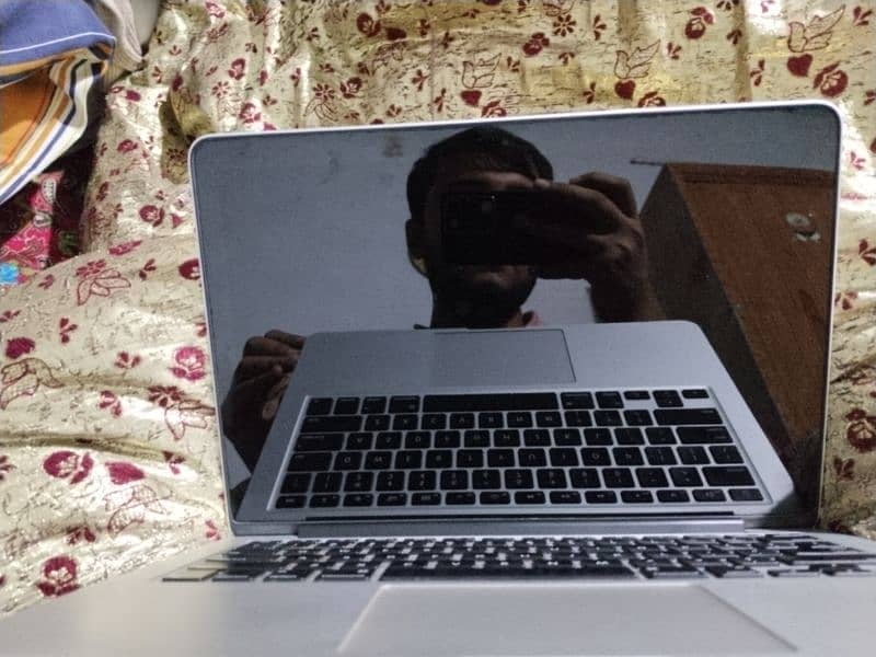 apple macbook 2014 16gb/1tb 9/10condition 0