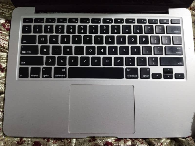 apple macbook 2014 16gb/1tb 9/10condition 1