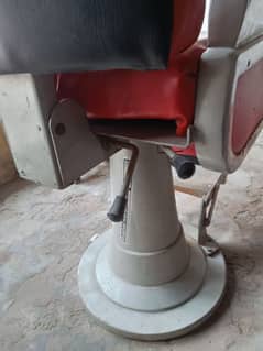 2 Saloon Chairsis very good Condition