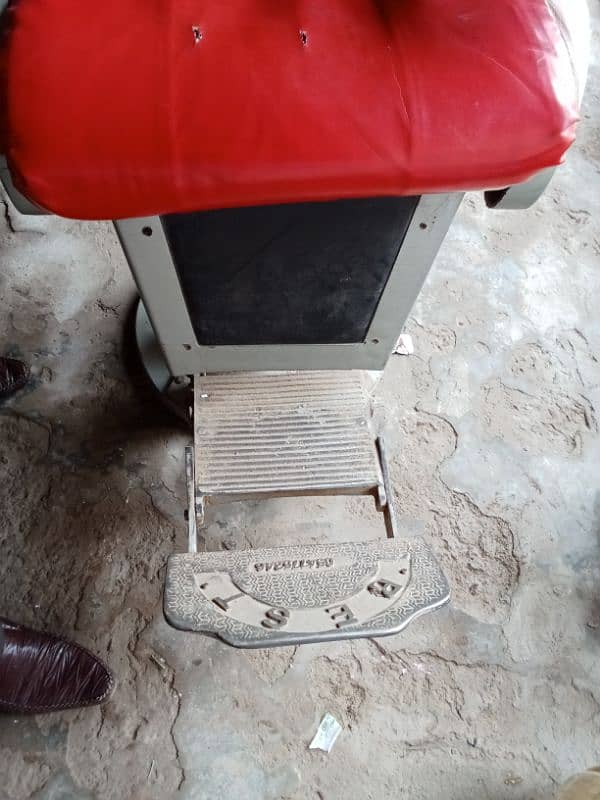 2 Saloon Chairsis very good Condition 1