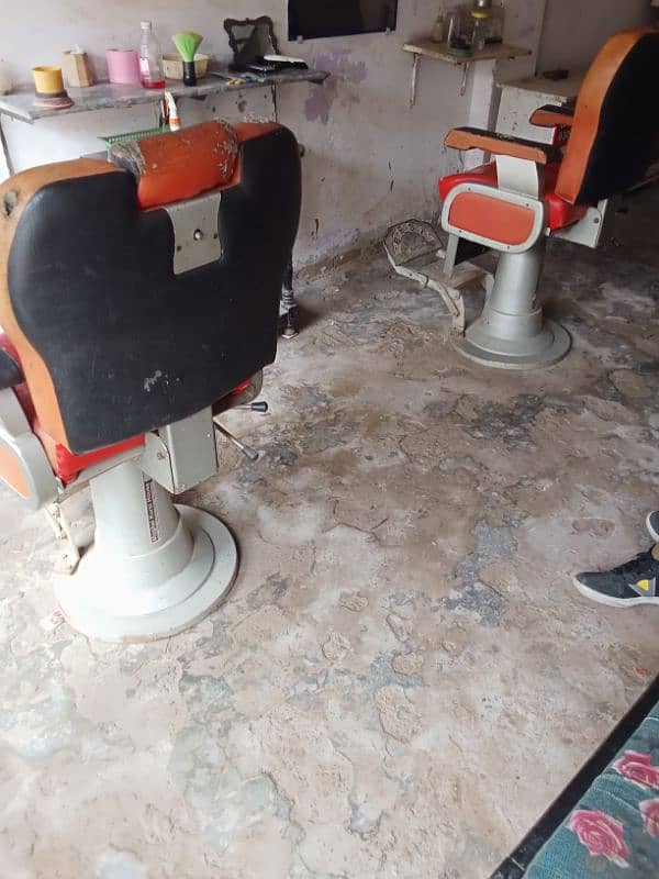 2 Saloon Chairsis very good Condition 4