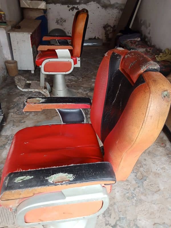 2 Saloon Chairsis very good Condition 6