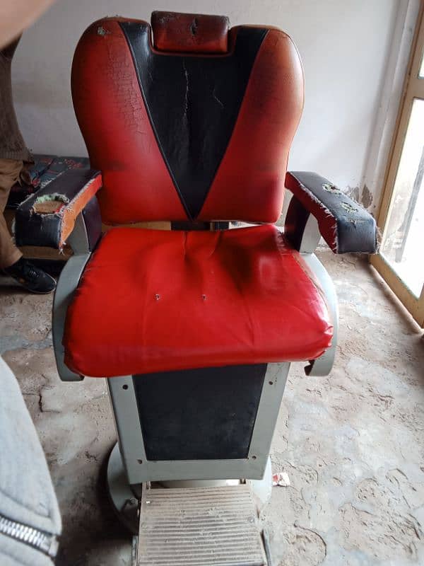 2 Saloon Chairsis very good Condition 8