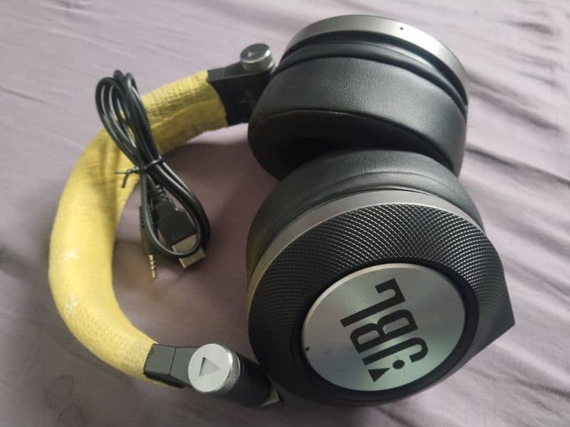 JBL E50 Bluetooth headphones like Bose 1