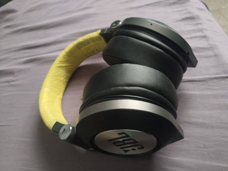 JBL E50 Bluetooth headphones like Bose 2