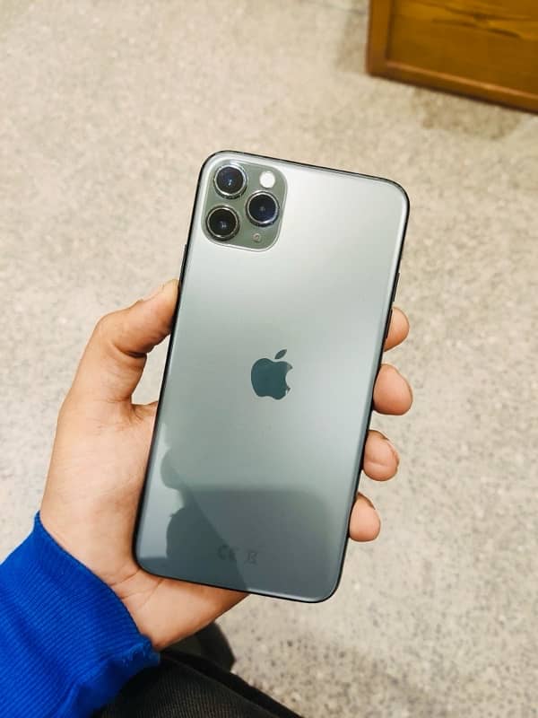 Iphone 11 Pro Max 64 GB Factory Unlock 10/10 Scrachless. 0